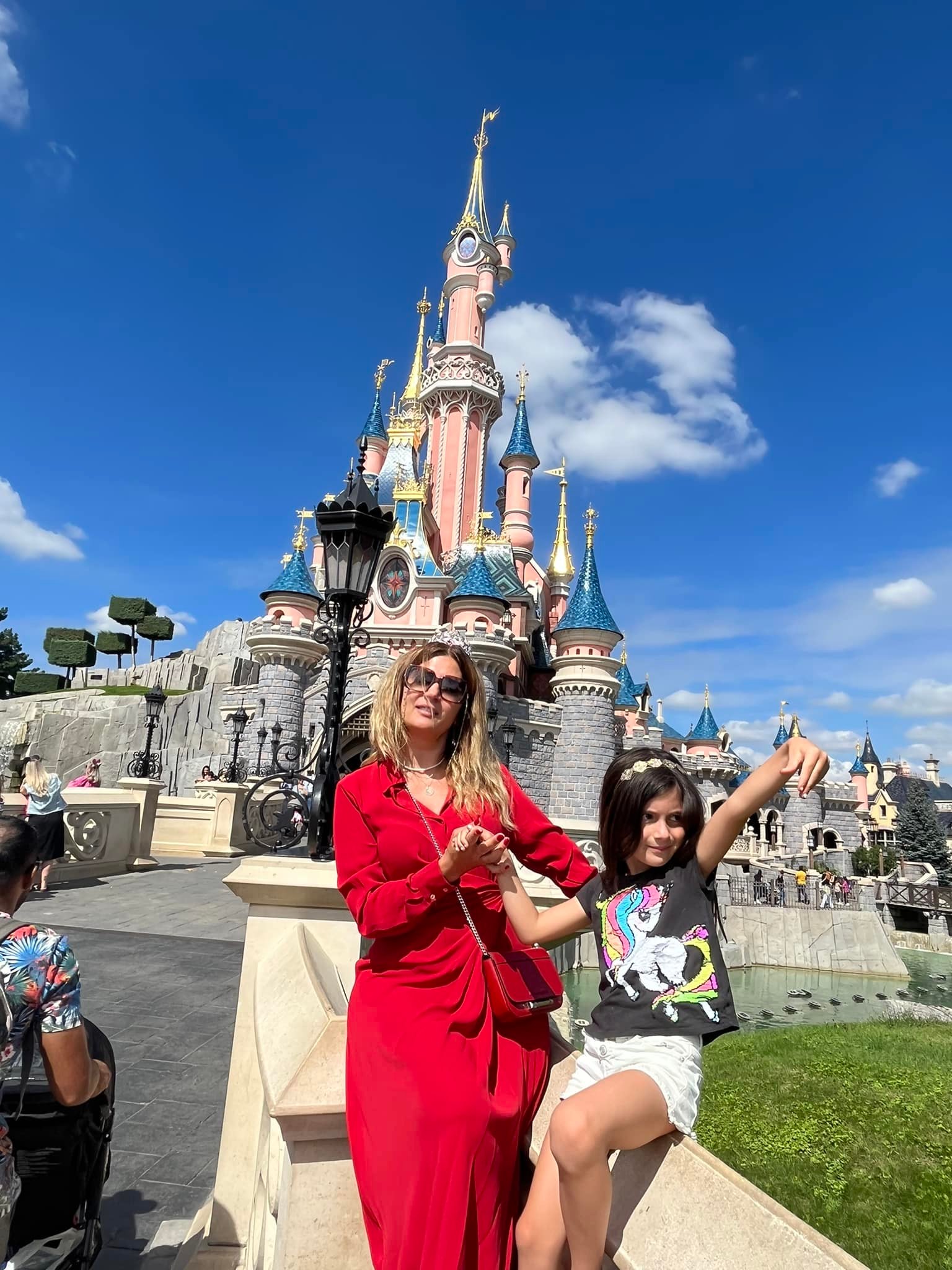 Amalia Enache S A Distrat Cu Fiica Ei La Disneyland Paris E O Feti